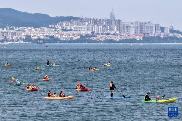 漂流、溯溪、轻极限 年轻人避暑主打一个“活力”