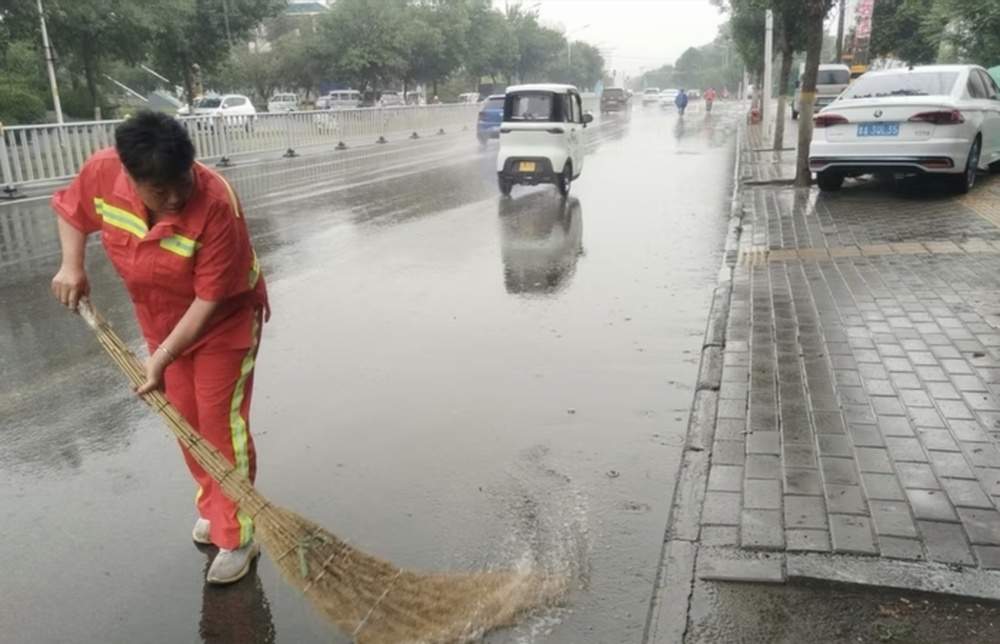济南早高峰遇雨,天桥区10座下穿式铁路桥下无积水,车辆行人通行顺畅
