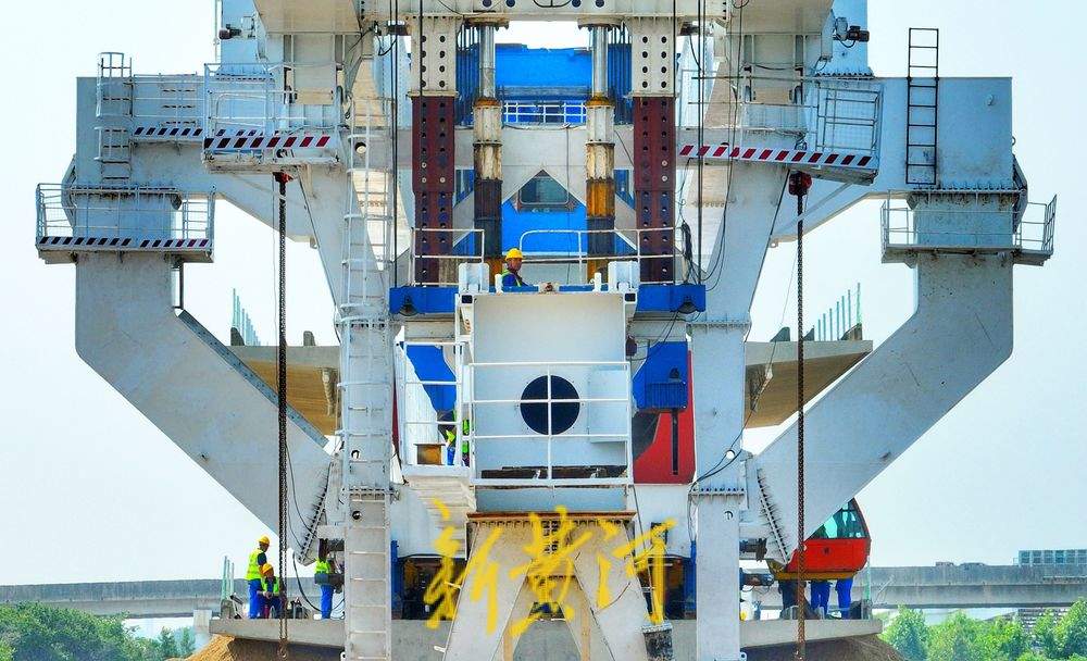 济枣铁路枣庄段首榀箱梁成功架设 