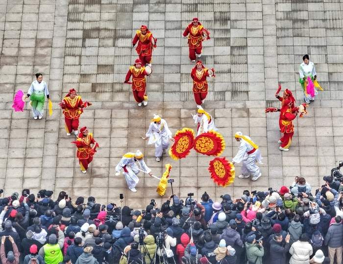 济南有自己的“英歌舞”!十大传统舞蹈决战千佛山,现场夯爆了