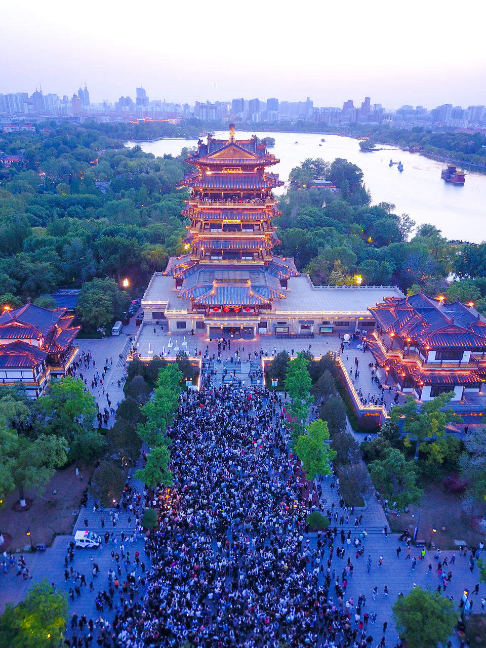 自21日起，济南“一湖一环”灯光开灯时间调整为每日18时