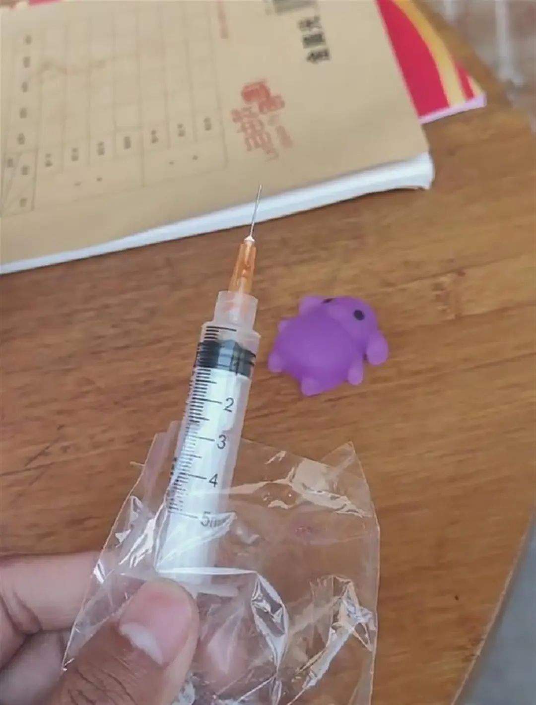 文具店向小学生卖“带针头的注射器”，当地回应