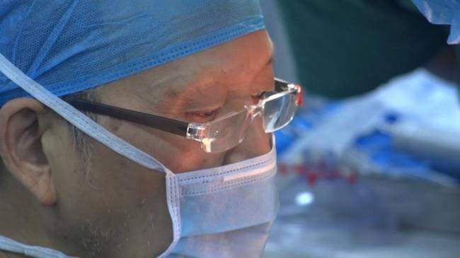 74岁“刀锋战士”再破难题：凉山16.5公分甲状腺巨瘤成功切除 