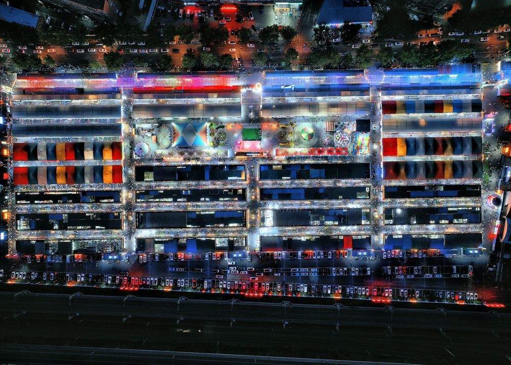 夜市点燃烟火经济！济南各大夜市客流爆棚，有摊主一晚卖两千根淀粉肠