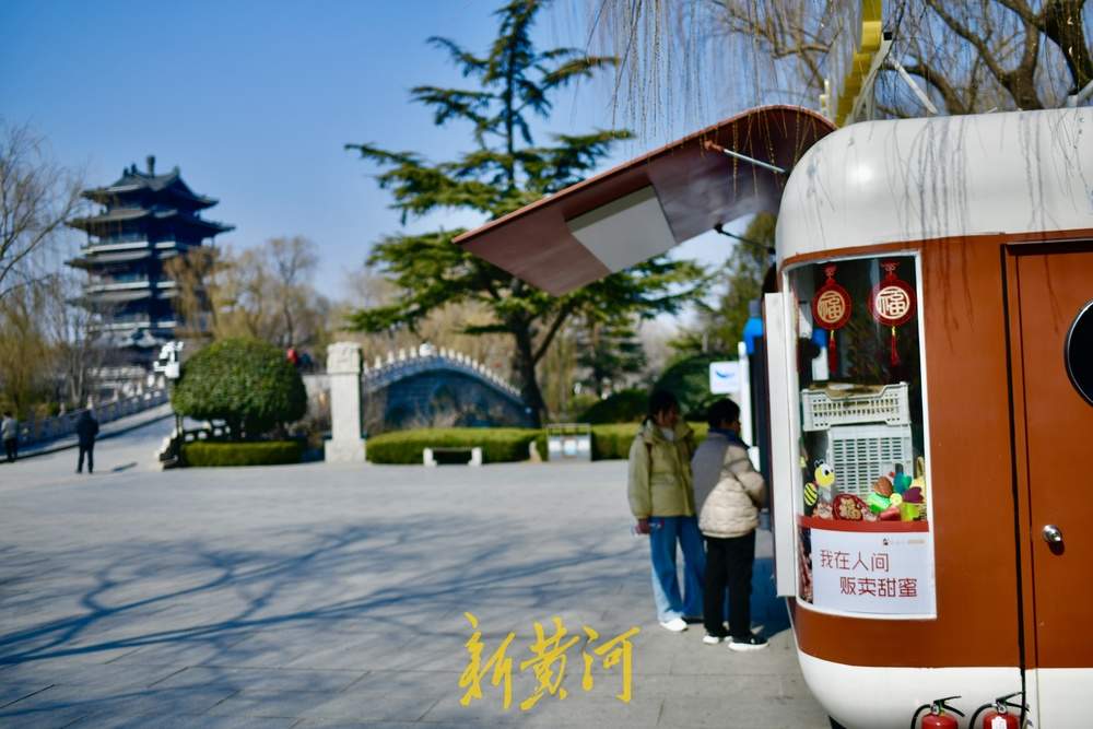 明湖市集再“延续”，多辆品牌售卖车进景区