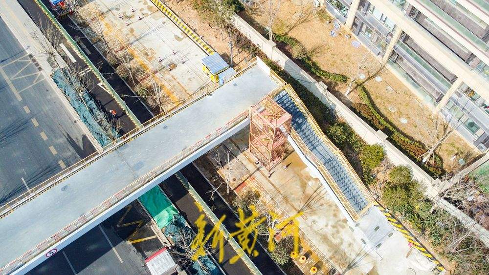 项目强省会｜位于济南青岛路首座人行天桥主体结构吊装到位