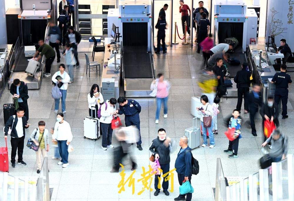 国庆假期首日，济南火车站内旅客出行有序
