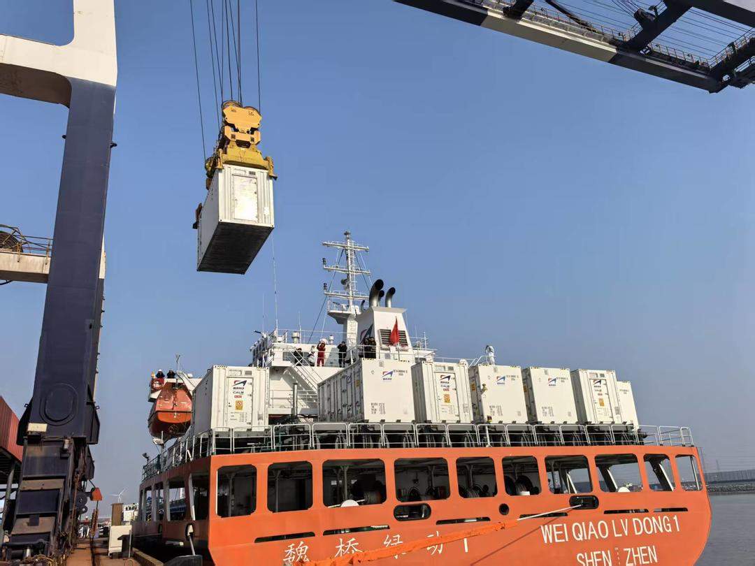 全球首艘万吨级近海新能源散货船“魏桥绿动1”轮成功首航