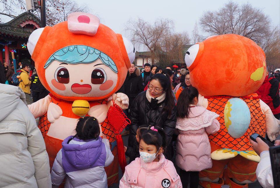 大明湖畔“鲤好”游，正月欢乐满泉城