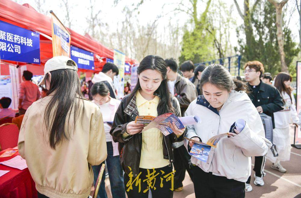 “选择济南 共赢未来”驻济高校双选会举行 300余家企业提供岗位上万个