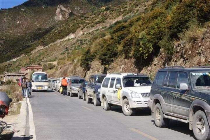 稻城亚丁景区“道路设卡摆渡收费”调查