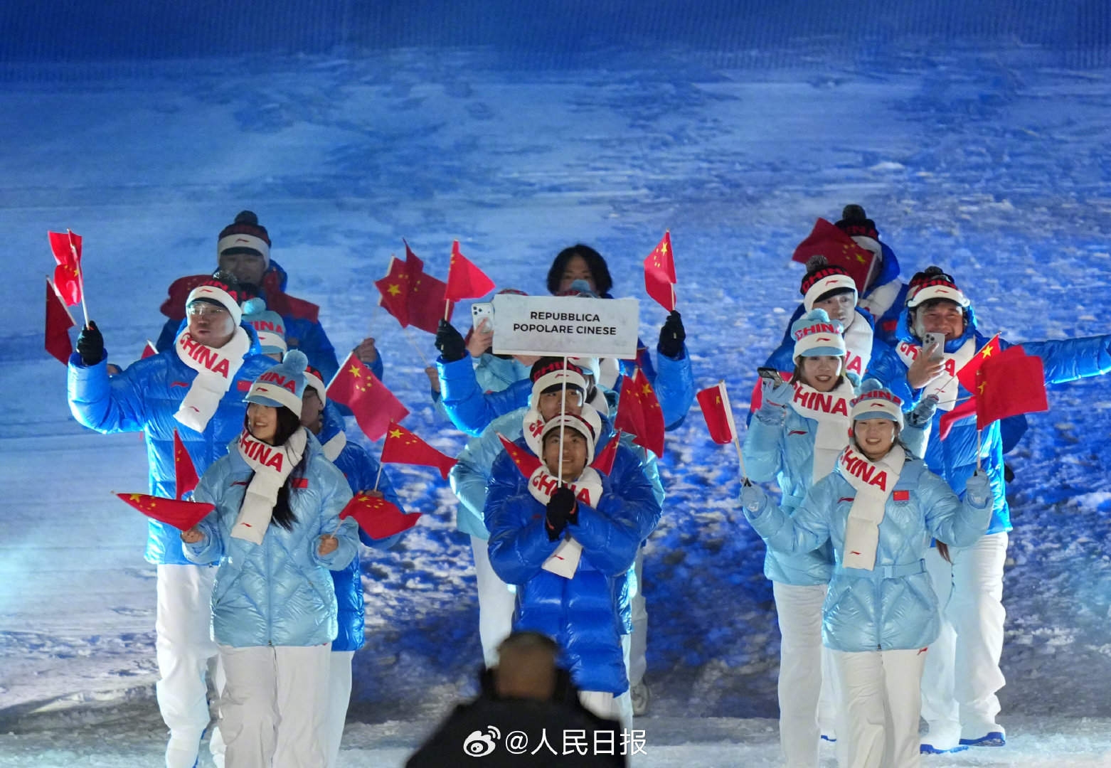 中国代表团入场！五星红旗闪耀米兰冬奥，为中国队加油！