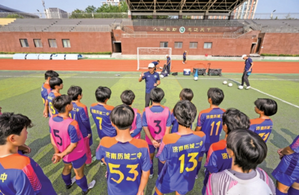 历城二中女足：从世界冠军到全国新时代好少年 绿茵逐梦正青春