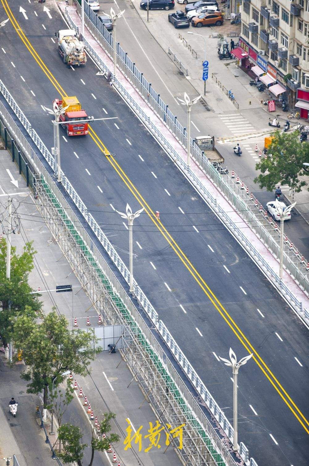 济南纬二路跨铁路天桥 交通标识线开始施划