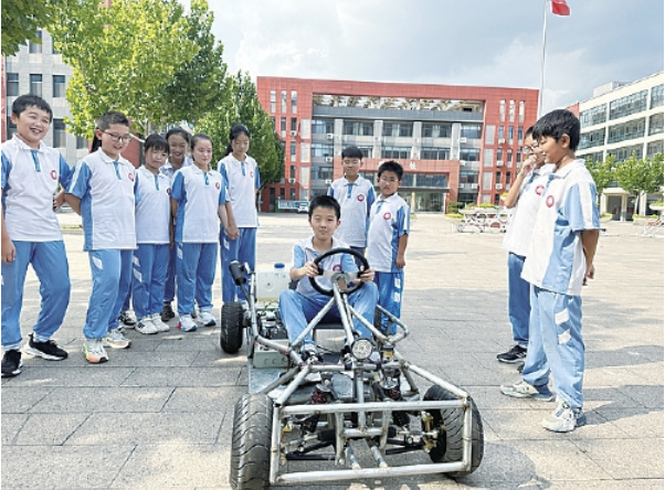 钢城区实验学校师生组装卡丁车 拆解实验室“拆”出一片新天地