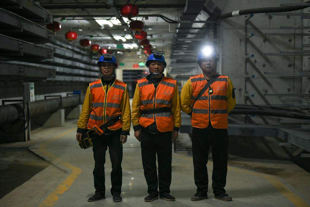 走近城市地下工种管廊运维员：日行2万步，为城市生命线“号脉”