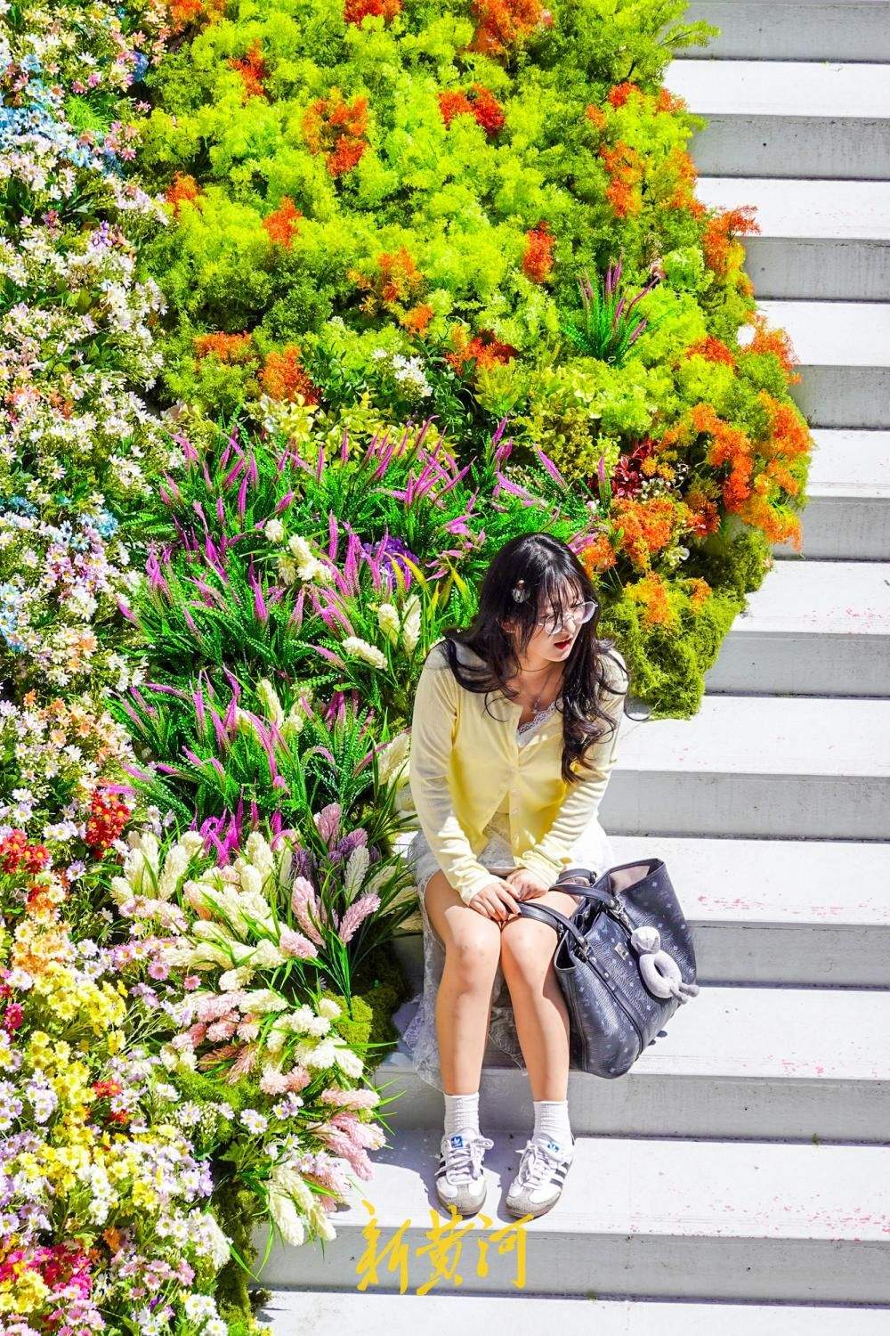 济南老商埠露天楼梯变身“彩虹花海”,网红打卡带动地下商场消费