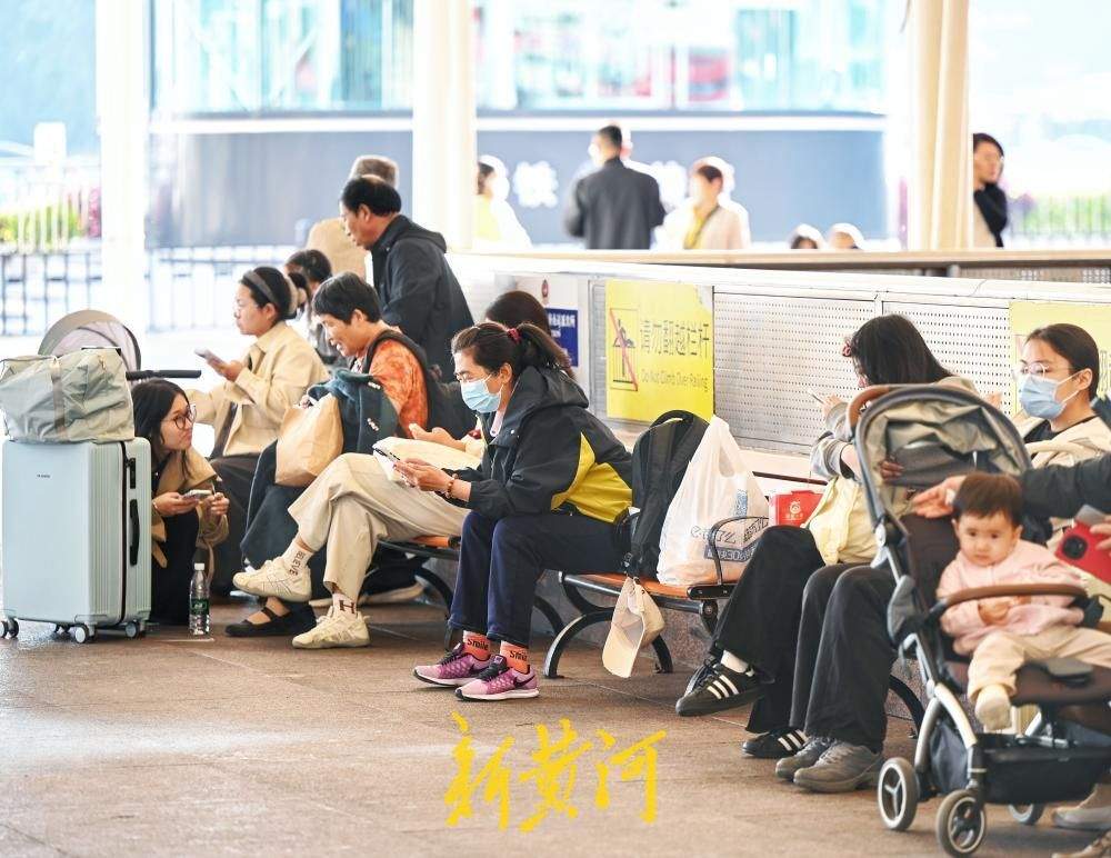 国庆假期首日，济南火车站内旅客出行有序