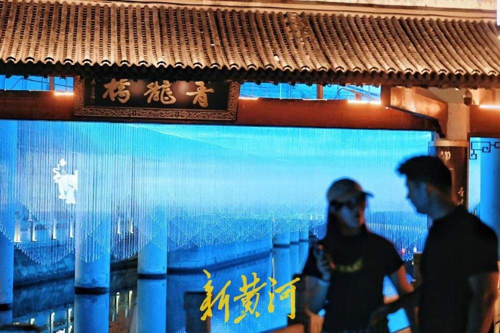 点亮泉城夜色 护城河青龙桥化身“蓝色星河”