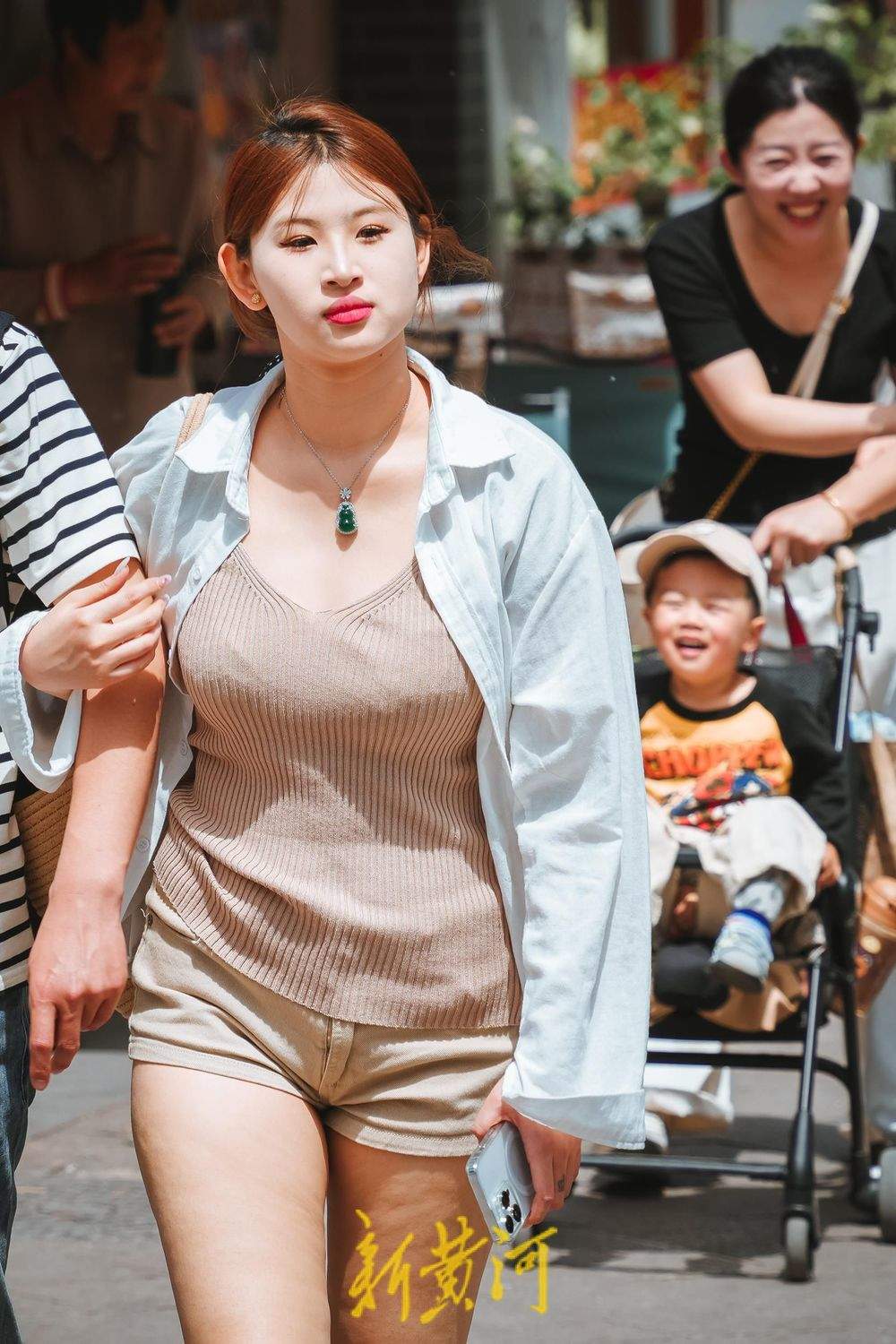 济南气温升至32℃，明府城游人换夏装出行