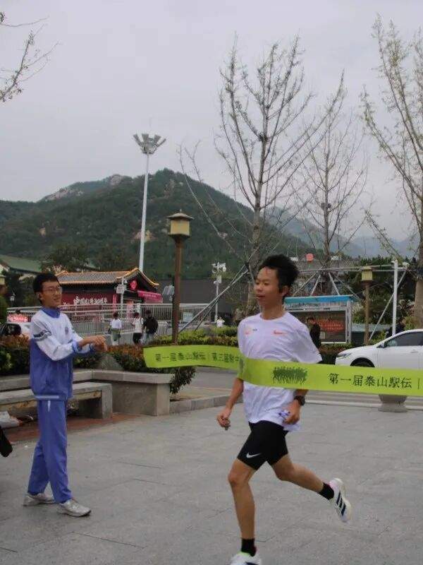山大附中版强风吹拂!13名少年接力跑完成148.73公里“泰山驿传”