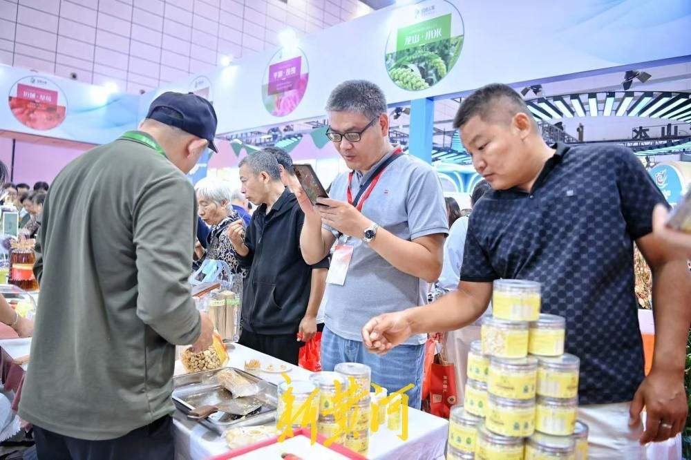 山东农产品交易会人气旺，市民淘购各地好品