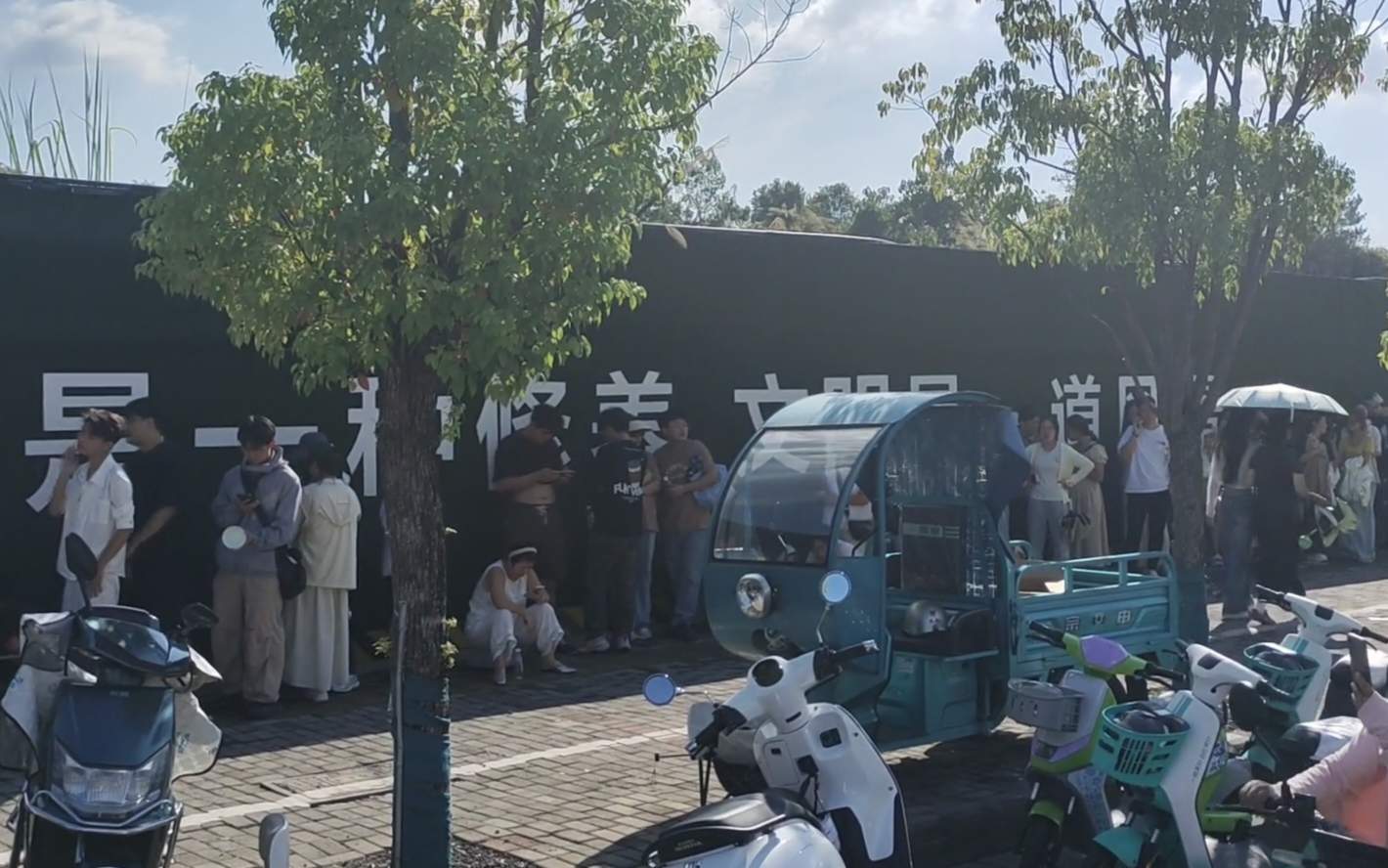 揭秘“鸡排哥”和“鸡排家族”：没火前他免费教亲戚炸鸡摆摊，走红后亲戚都来帮忙打下手