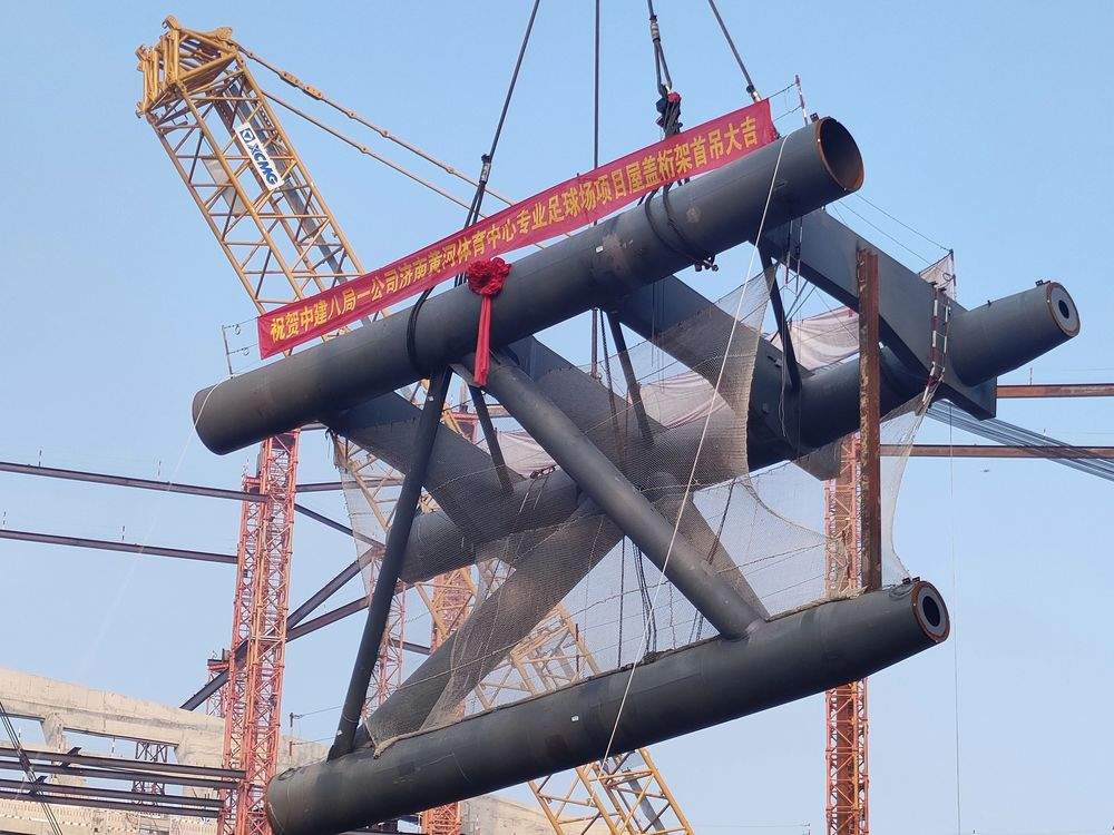 项目强省会｜山东首个6万座专业足球场进入屋盖钢结构施工阶段