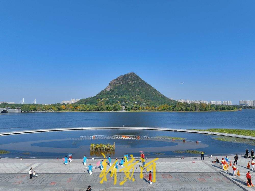 华山湖畔秋韵浓，再现《鹊华秋色图》绝美画卷