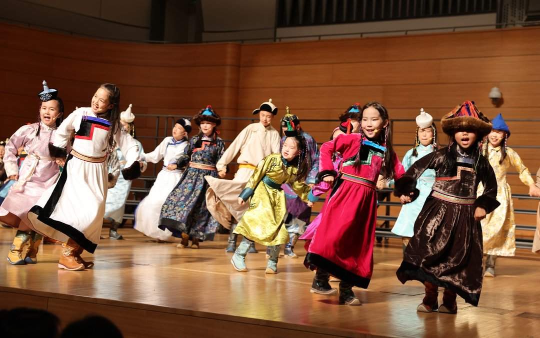 草原童声唱响青岛!呼伦贝尔五彩儿童合唱团全国公益巡演首站绽放