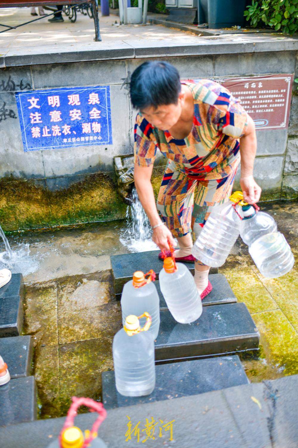 持续高温天气 济南名泉取水迎来客流高峰