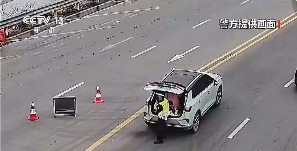 春节返乡坐不下，俩孩子竟被塞进后备箱？民警提醒