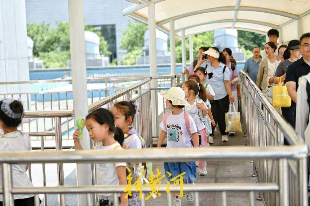 暑期过半热度不减 山东博物馆遮阳通道护航亲子观展