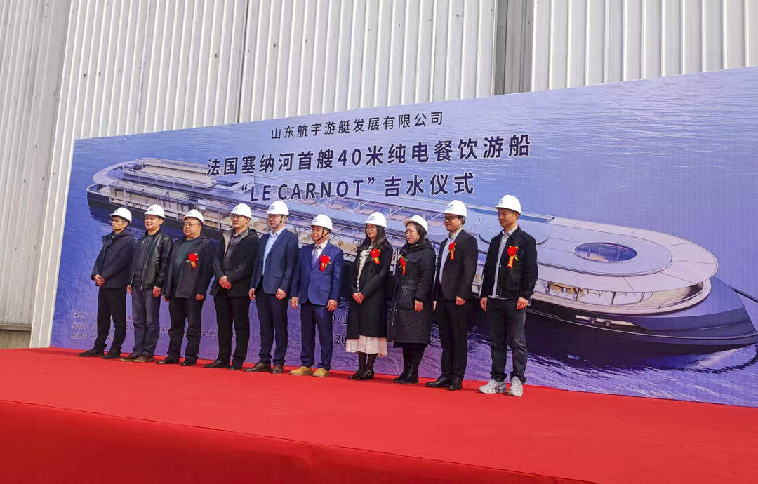 山东造内河游船挺进法国塞纳河，在微山湖顺利下水