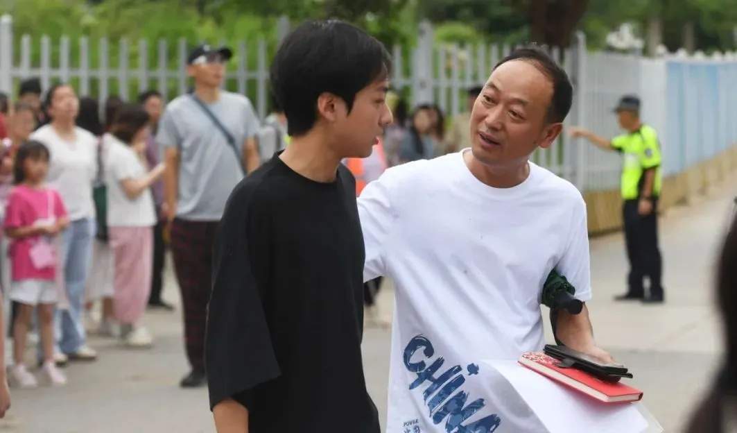 15年前，他一天打6份工救白血病儿子……如今他们怎么样了？