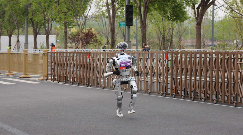 “济南选手”顺利完赛北京人形机器人半马：从实验室到赛道，没有白跑的路