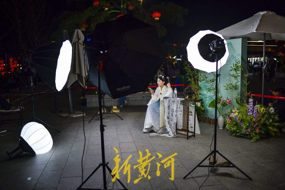 夜晚景区门口热闹非凡 视频直播推广假期特色旅游