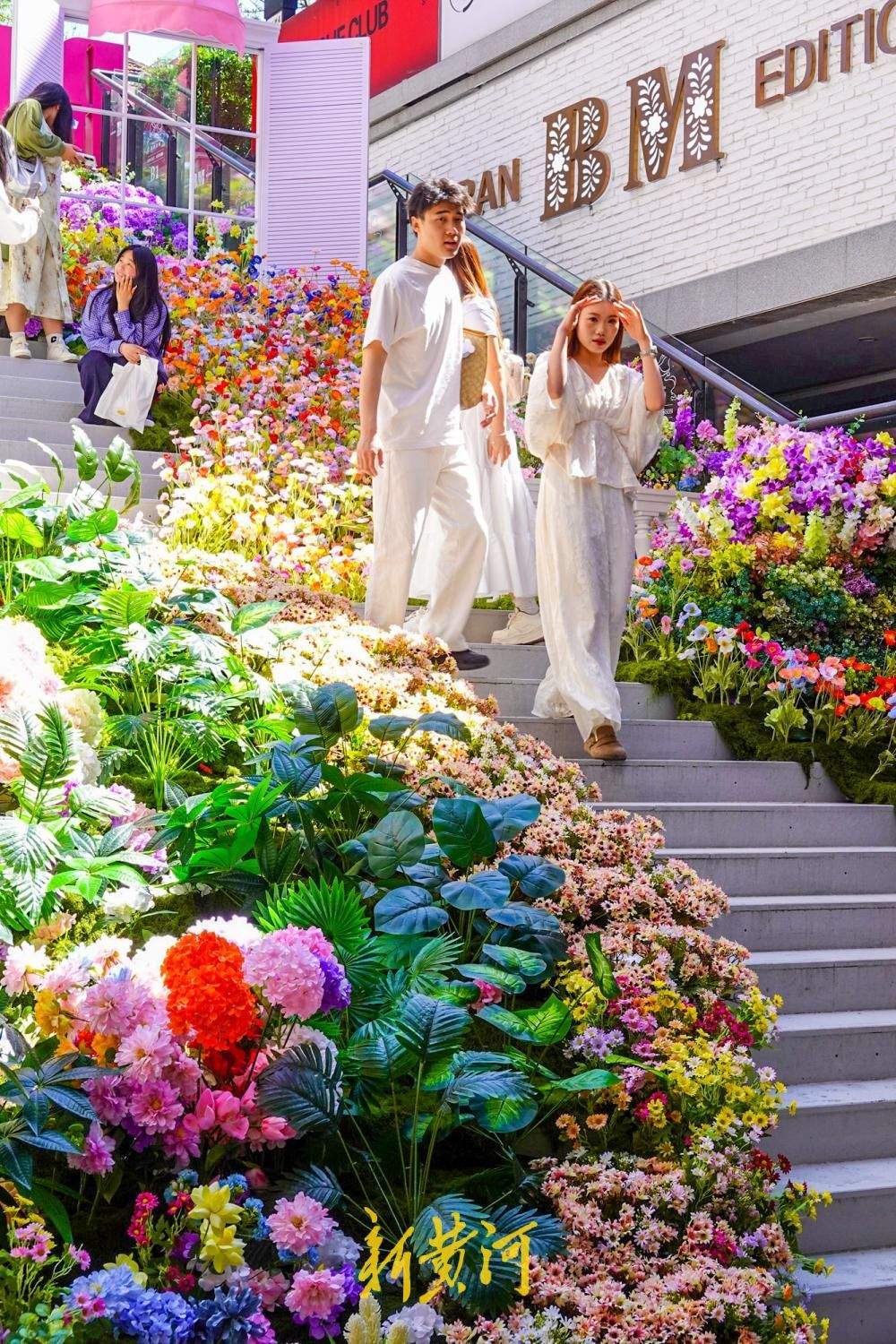 济南老商埠露天楼梯变身“彩虹花海”,网红打卡带动地下商场消费
