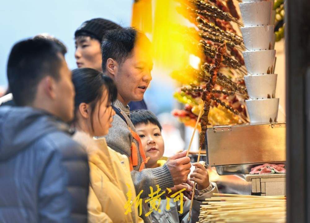 逛老街品美食，济南芙蓉街喜迎八方游客