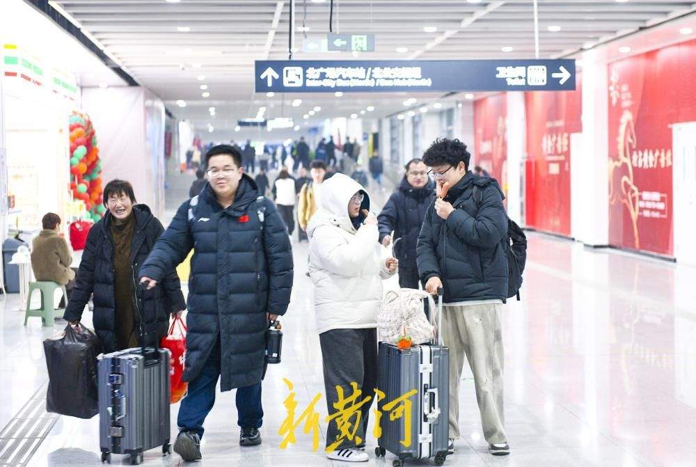 春运迎来最后一波高峰，驻济高校开学催生“三流叠加”