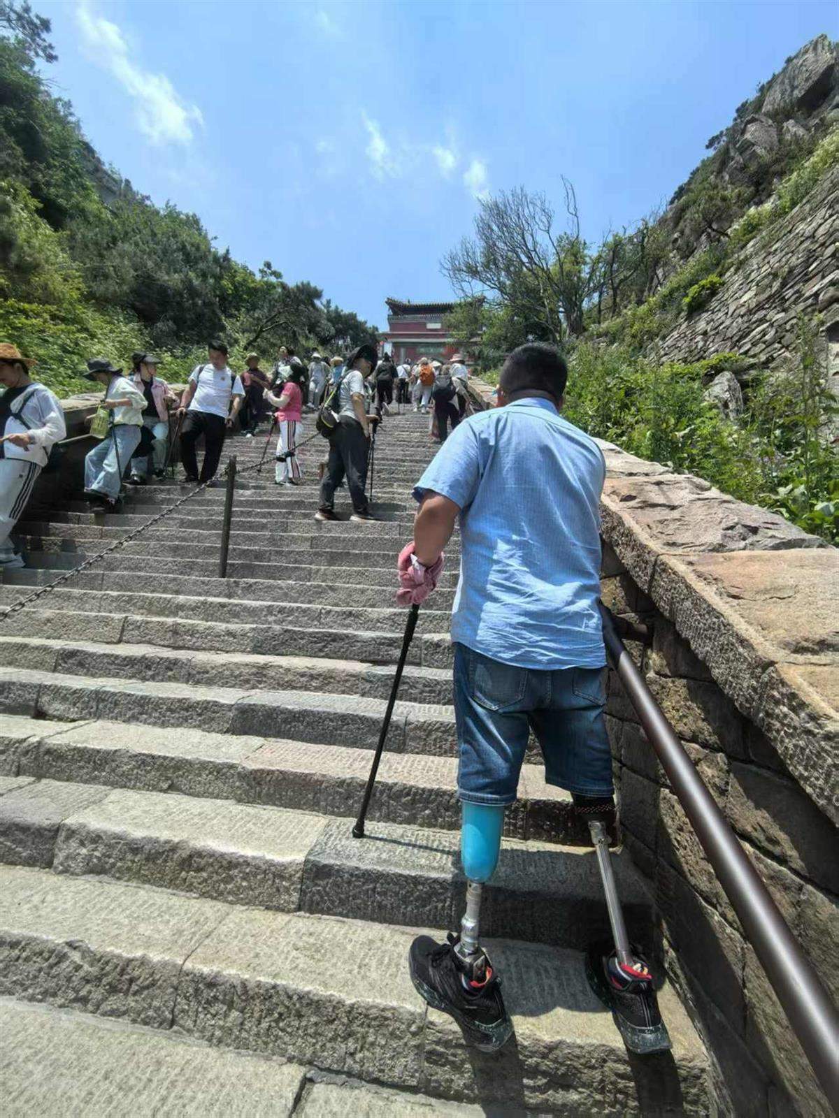 双腿戴假肢男子4小时爬上泰山南天门,这是他第三次登顶泰山,当事人回应