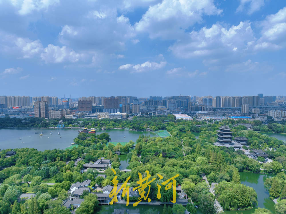 泉城烈日高温持续 蓝天白云相伴