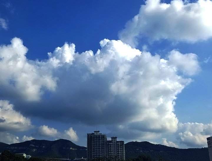 山东继续发布暴雨蓝色预警，千佛山上空无数云团急速奔流