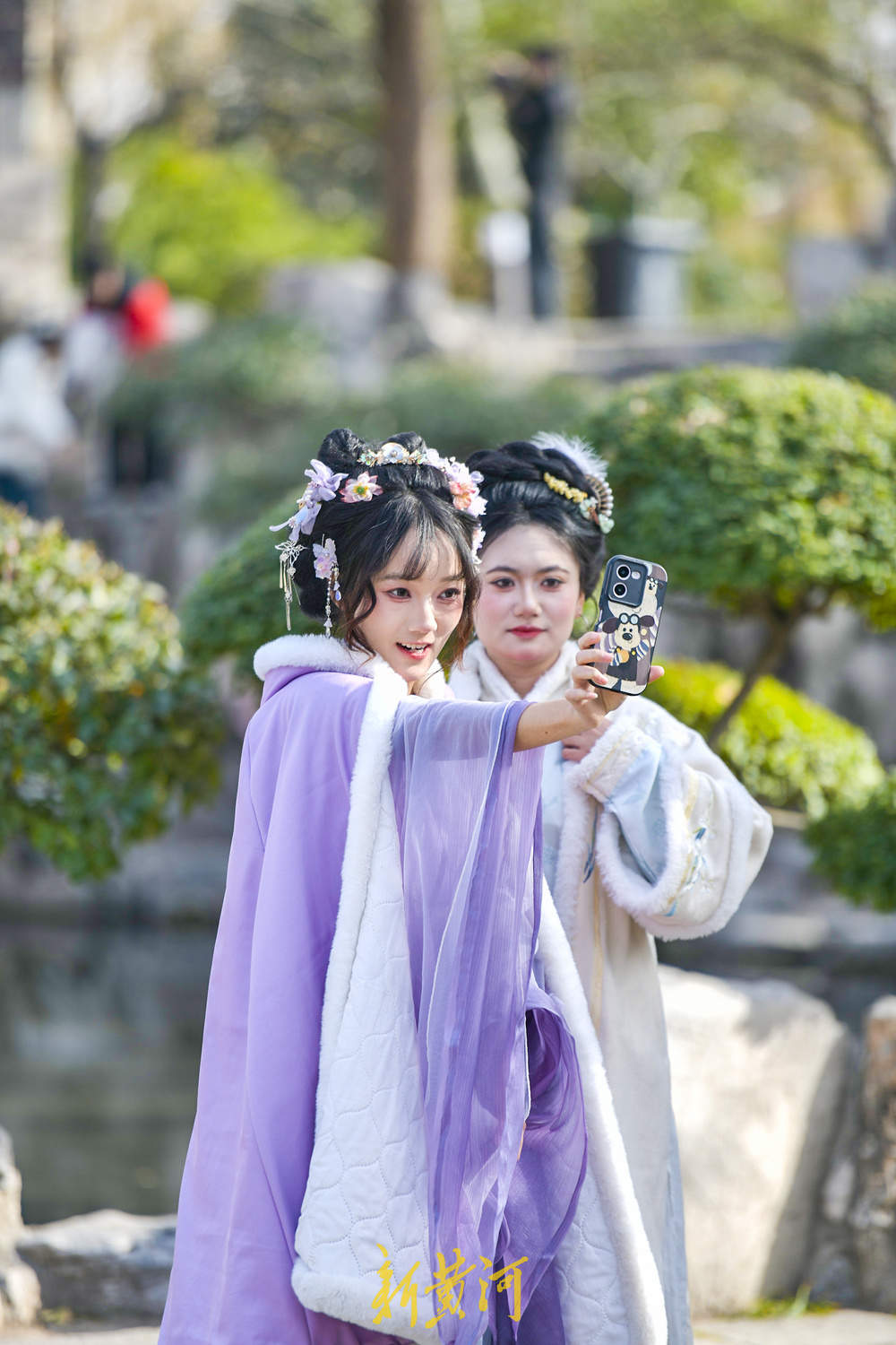 济南大明湖南岸遐园冬日迎汉服热 古风园林成打卡胜地