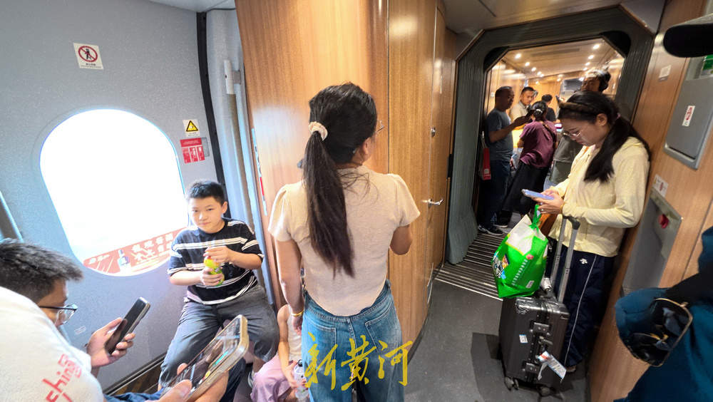 暑运客流高位运行 高铁车厢里的别样旅行