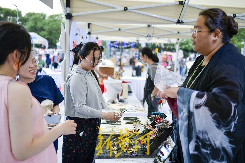 人才夜市企业摆摊引贤 市民逛街寻岗