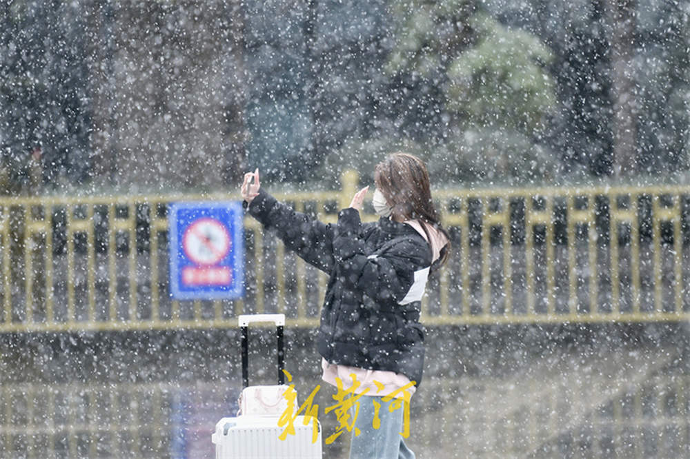 冬雪悄然而至，市民顶风冒雪出行
