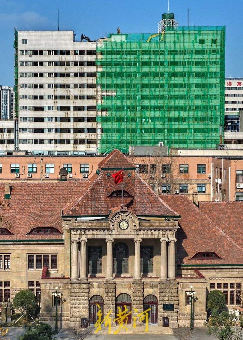 济南火车站南广场天龙大厦自上而下逐层拆除，预计明年2月底完工