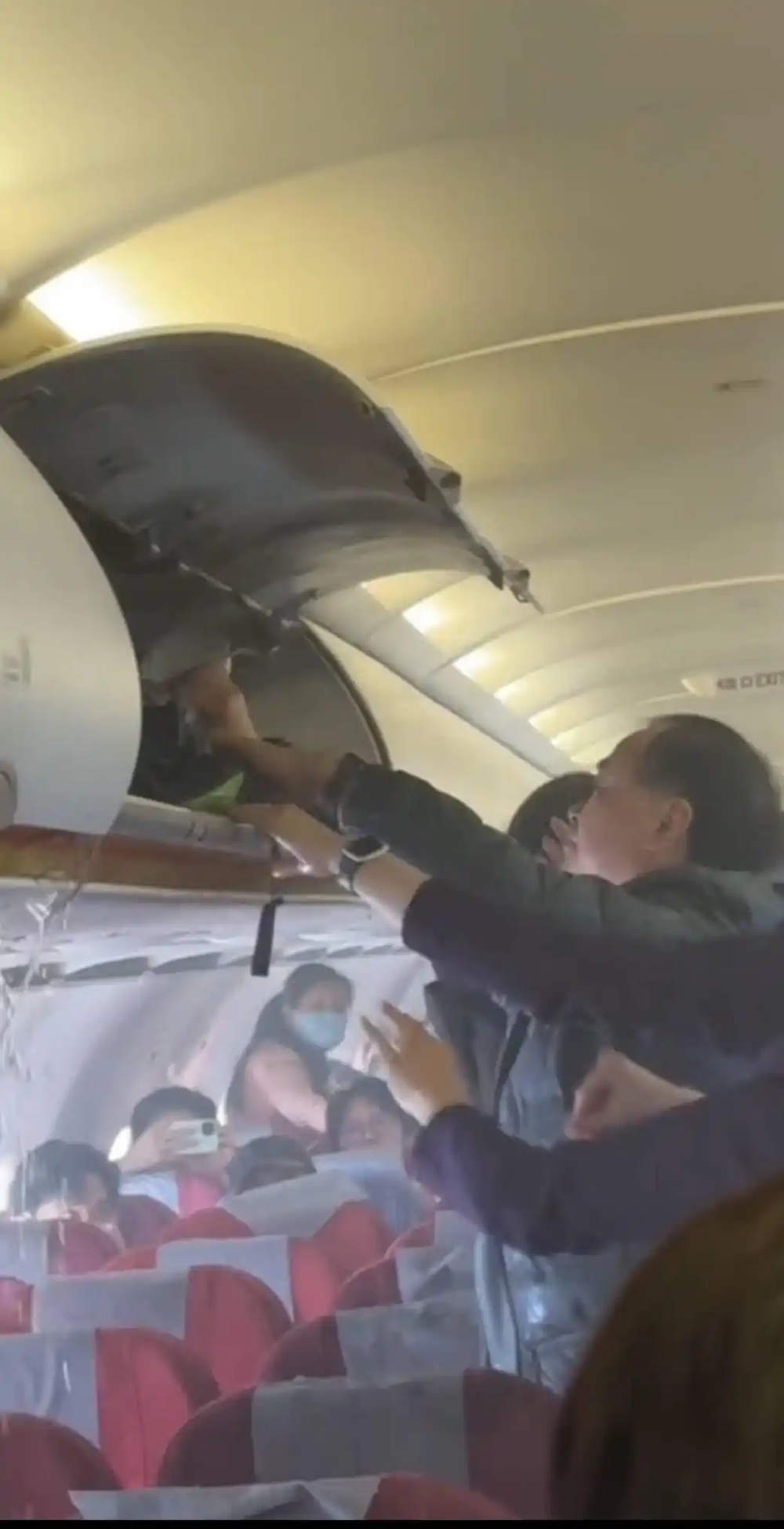 香港航空回应客舱起火:疑似因行李架内行李起火