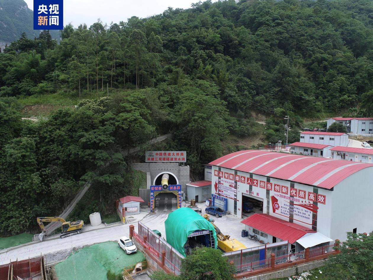 渝昆高铁三观楼隧道贯通 云南段隧道贯通已达70%